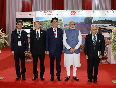 Photograph of both leaders visiting an exhibition by the Japan National Tourism Organization (JNTO)