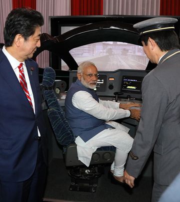 Photograph of both leaders observing a Shinkansen simulator (1)