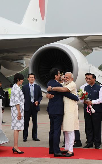 Photograph of Prime Minister Abe and Mrs. Abe being welcomed by the Prime Minister of India (2)