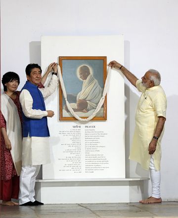 Photograph of both leaders visiting Sabarmati Ashram (1)