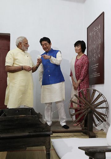 Photograph of both leaders visiting Sabarmati Ashram (2) (pool photo)