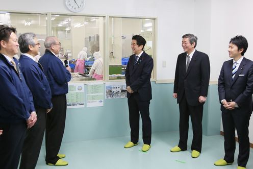 Photograph of the Prime Minister visiting a fishery processing plant (1)