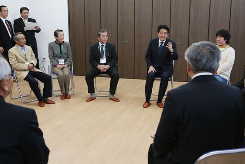 Photograph of the Prime Minister holding an exchange of views with residents of public housing for disaster-stricken households