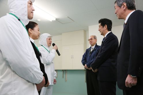 Photograph of the Prime Minister visiting a fishery processing plant (2)