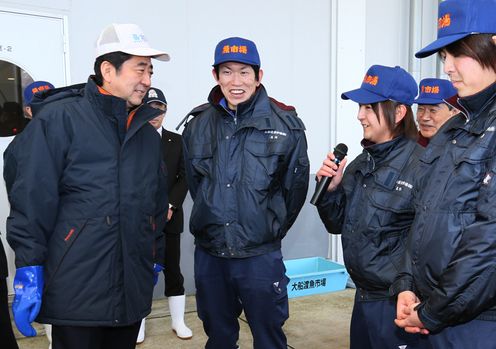 Photograph of the Prime Minister visiting a fish market (2)