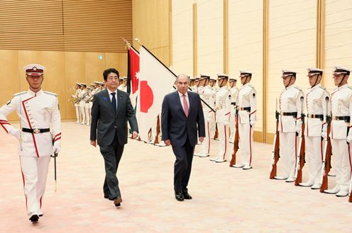 Photograph of the salute and the guard of honor ceremony (1)