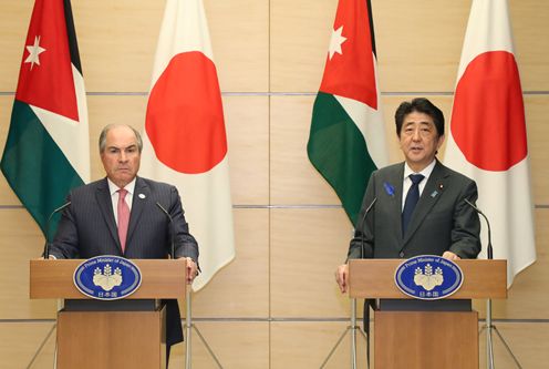 Photograph of the joint press announcement (1)