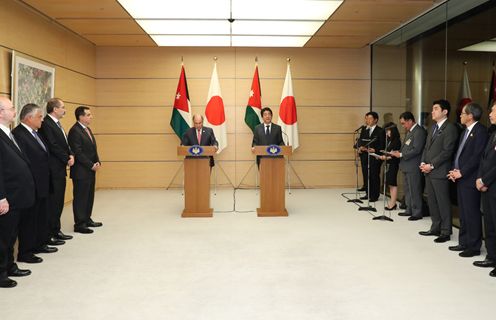 Photograph of the joint press announcement (2)