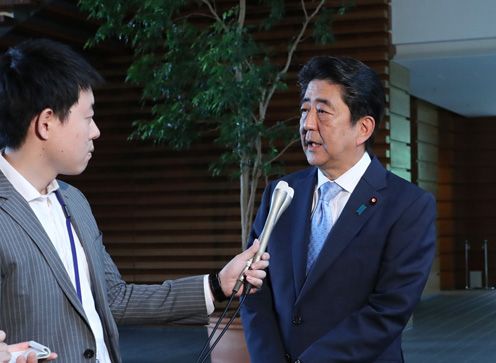 Photograph of the Prime Minister holding the press occasion