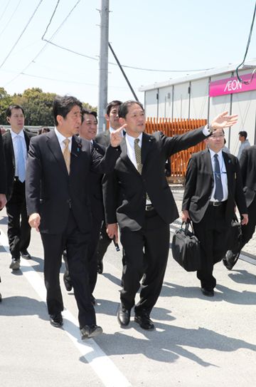 Photograph of the Prime Minister visiting temporary housing (2)