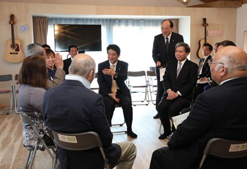 Photograph of the Prime Minister visiting temporary housing (4)