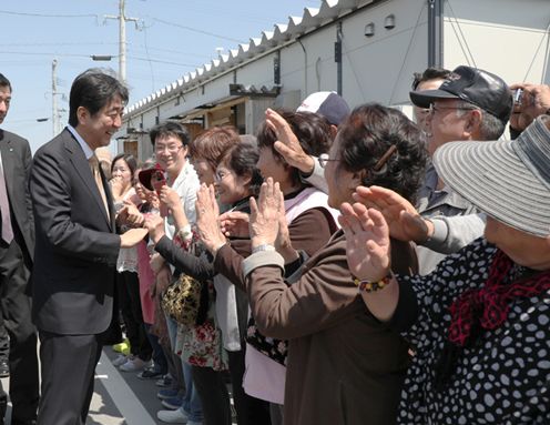 Photograph of the Prime Minister visiting temporary housing (1)