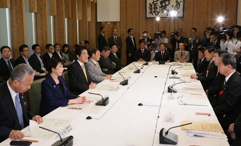 Photograph of the Prime Minister delivering an address (2)