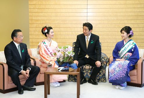 Photograph of the Prime Minister receiving the courtesy call (1)