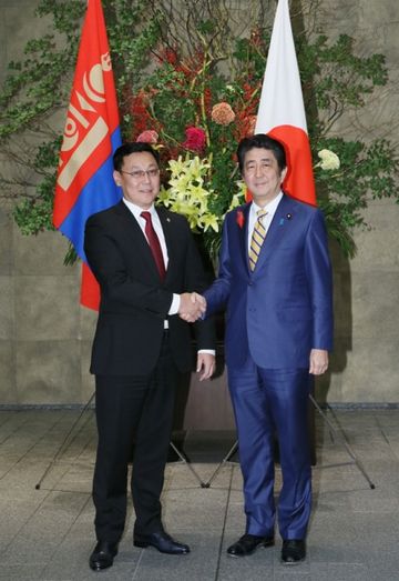 Photograph of the leaders shaking hands (2)