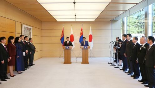 Photograph of the joint press announcement (2)