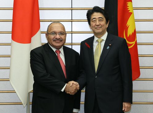 Photograph of the leaders shaking hands