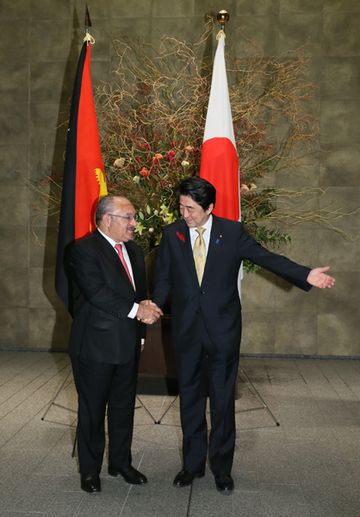 Photograph of the Prime Minister welcoming the Prime Minister of Papua New Guinea