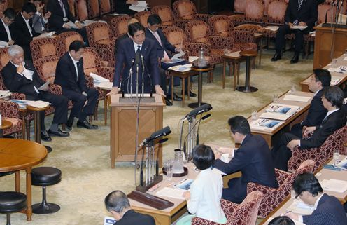 Photograph of the Prime Minister answering questions (2)