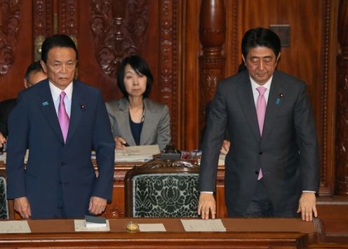 Photograph of the Prime Minister bowing after the vote (1)