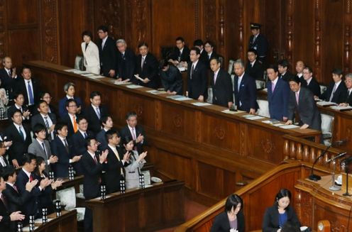 Photograph of the Prime Minister bowing after the vote (2)