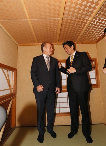 Photograph of the Prime Minister touring the tea house in the Baltalimani Japanese Garden
