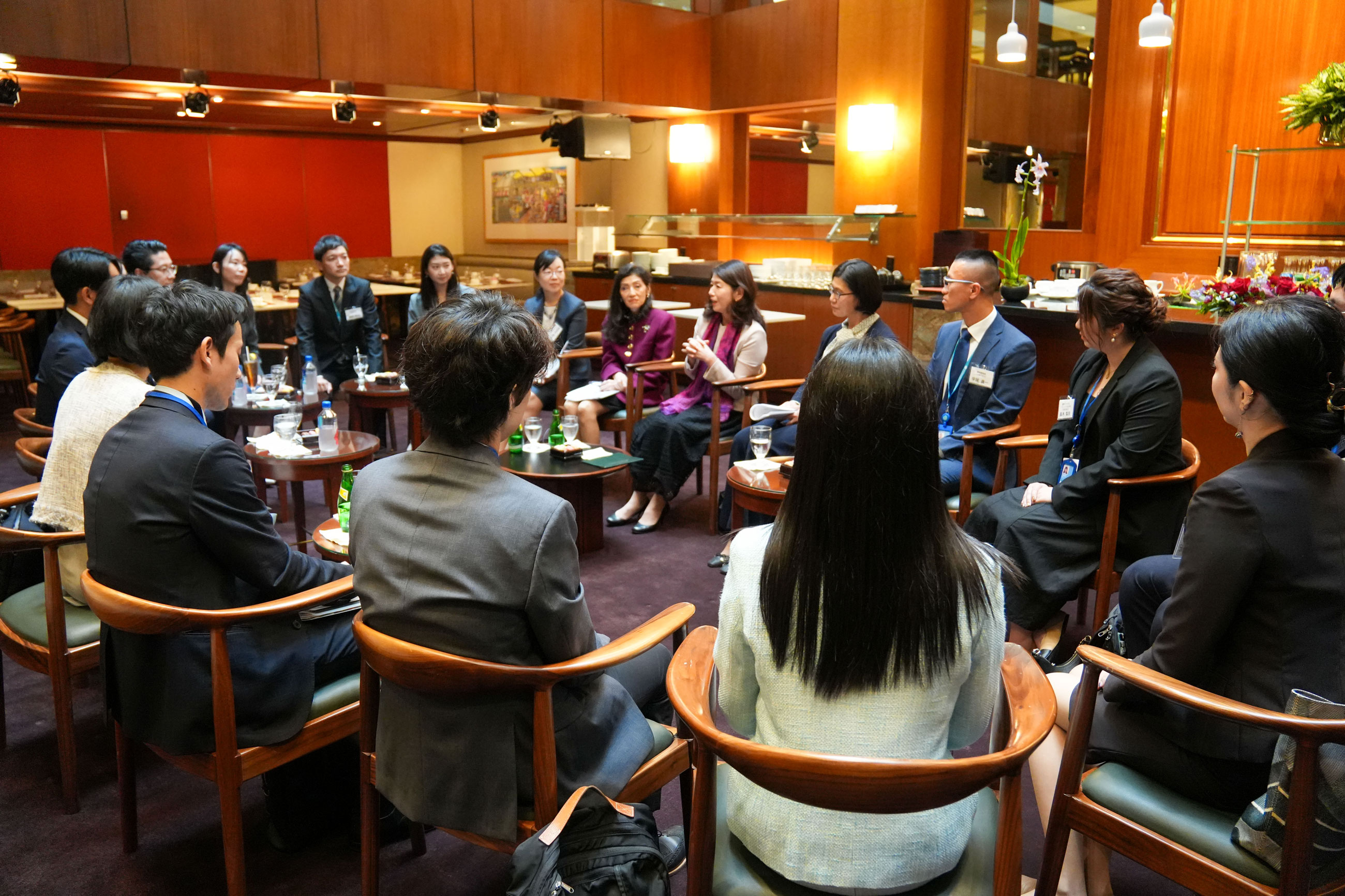 Mrs. Kishida meeting with Japanese young professionals working at international organizations (3)