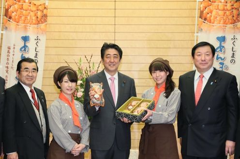 Photograph of the Prime Minister being presented with Anpo persimmons