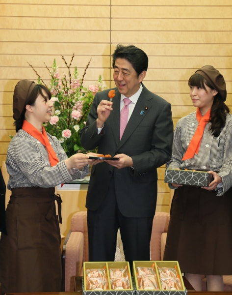 Photograph of the Prime Minister sampling Anpo persimmons