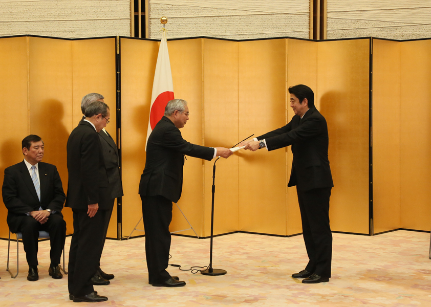 Photograph of the Prime Minister presenting the certification