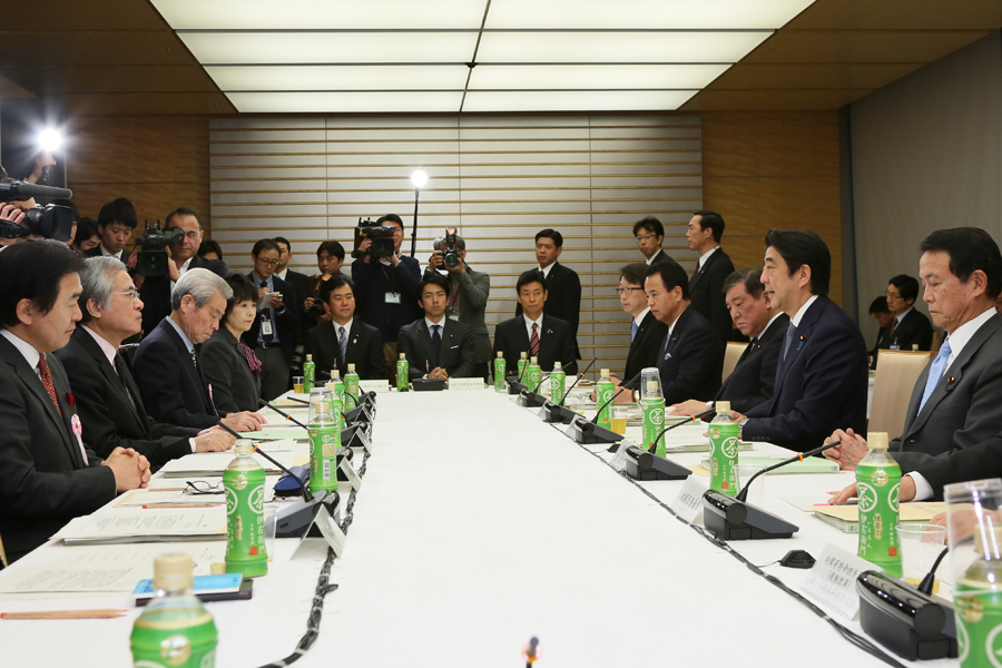 Photograph of Prime Minister Shinzo Abe delivering an address (2)