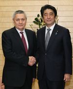 Photograph of Prime Minister Abe shaking hands with the First Deputy Prime Minister of Uzbekistan