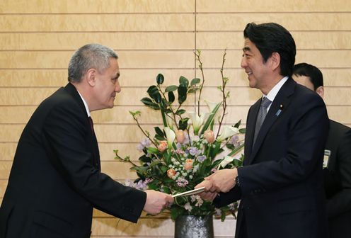 Photograph of Prime Minister Abe receiving a personal letter from the President of Uzbekistan