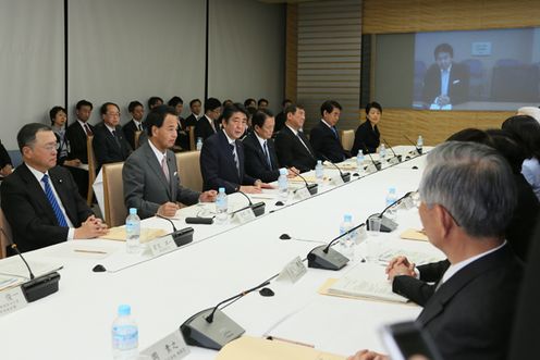 Photograph of the Prime Minister delivering an address (2)