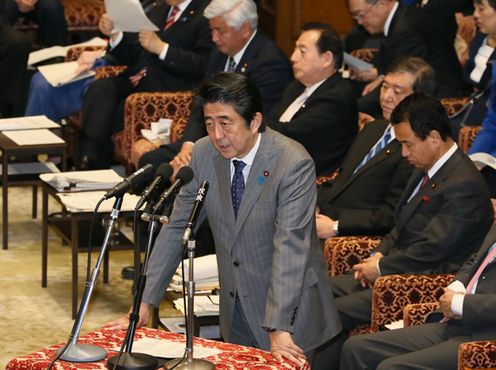 Photograph of the Prime Minister answering questions at the meeting of the Budget Committee of the House of Representatives