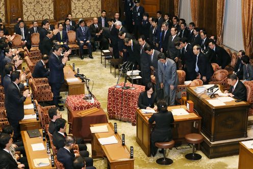 Photograph of the Prime Minister bowing after the vote at the meeting of the Budget Committee of the House of Representatives