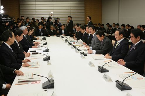 Photograph of the Prime Minister delivering an address (2)