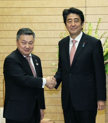 Photograph of the Prime Minister shaking hands