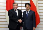 Photograph of Prime Minister Abe shaking hands with the President of Poland
