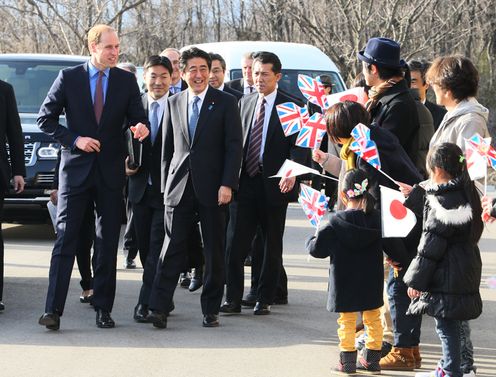 Photograph of the Prime Minister visiting the children’s facility with the Duke of Cambridge