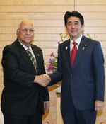 Photograph of Prime Minister Abe shaking hands with the Vice-President of the Council of Ministers of Cuba