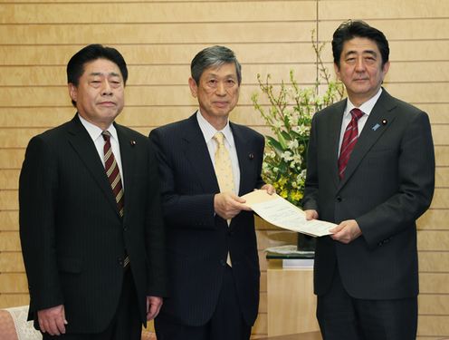 Photograph of the Prime Minister receiving the findings (1)