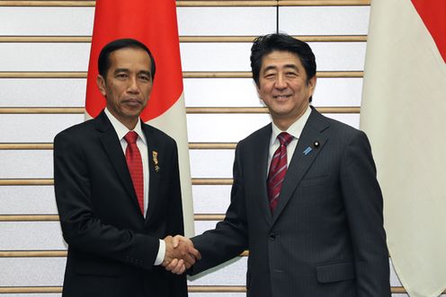 Photograph of the leaders shaking hands