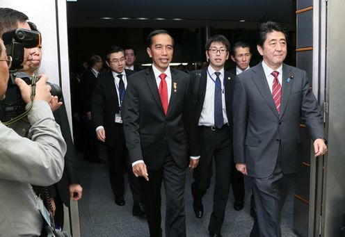 Photograph of the leaders about to attend the signing ceremony, the ceremony for the exchange of gifts, and the joint press announcement