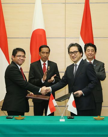 Photograph of the leaders attending the ceremony for the exchange of memorandums