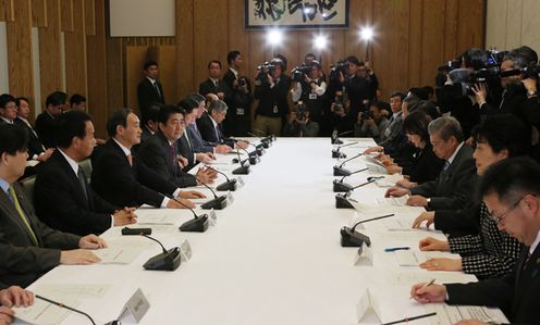 Photograph of the Prime Minister attending the meeting (2)