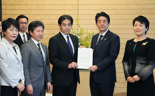 Photograph of the Prime Minister receiving the written request