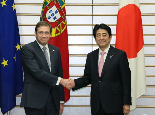 Photograph of the leaders shaking hands