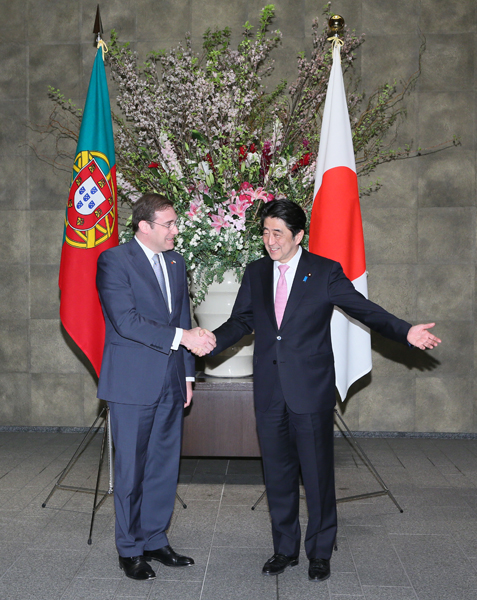 Photograph of Prime Minister Abe welcoming the Prime Minister of Portugal