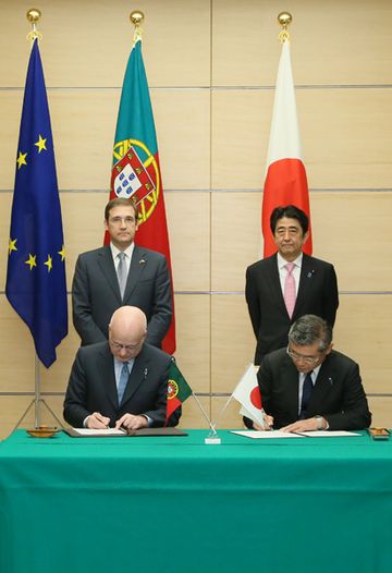 Photograph of the leaders attending the signing ceremony (1)